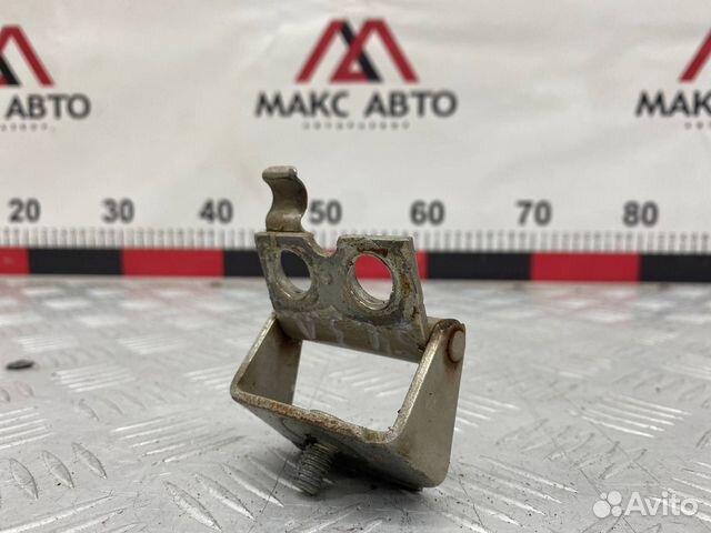 Б/У петля крышки багажника задний левый Toyota