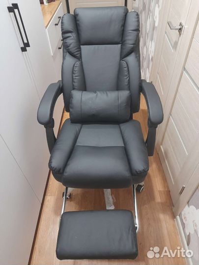 Кресло руководителя с подставкой под ноги
