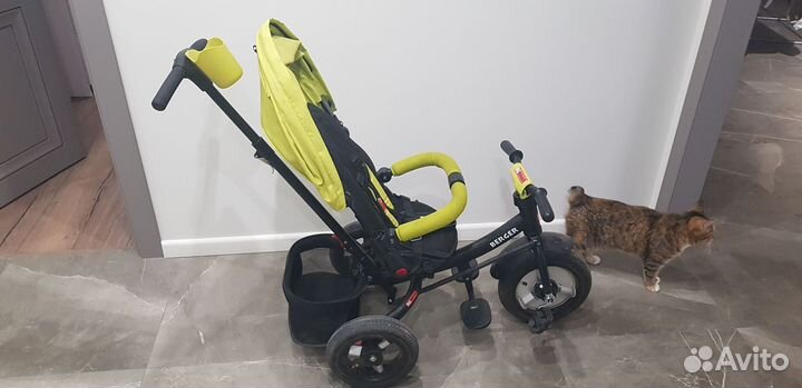 Трехколесный велосипед с ручкой