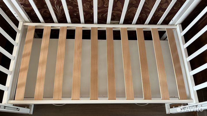 Детская кроватка с маятником