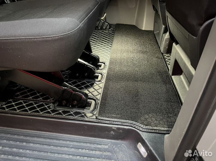 3D кoвpики из экокожи с шиpокими бoртами