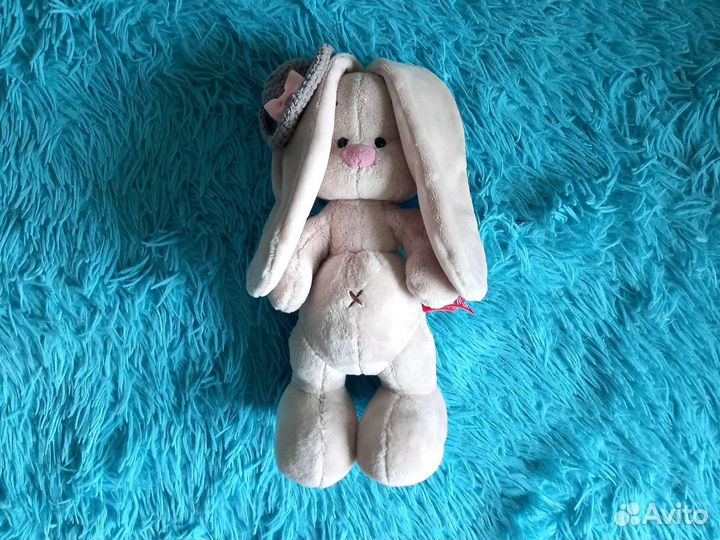 Заяц. Плюшевая игрушка
