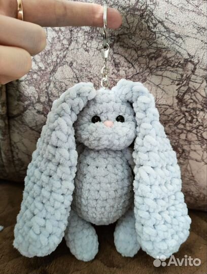 Вязаный заяц брелок
