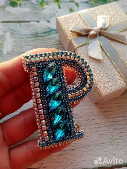 Брошь - буква