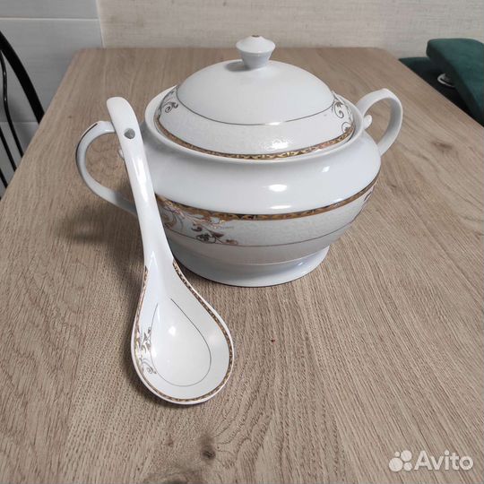 Супница с крышкой новая