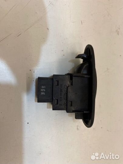 Кнопка стеклоподъемника задняя правая Kia Spectra