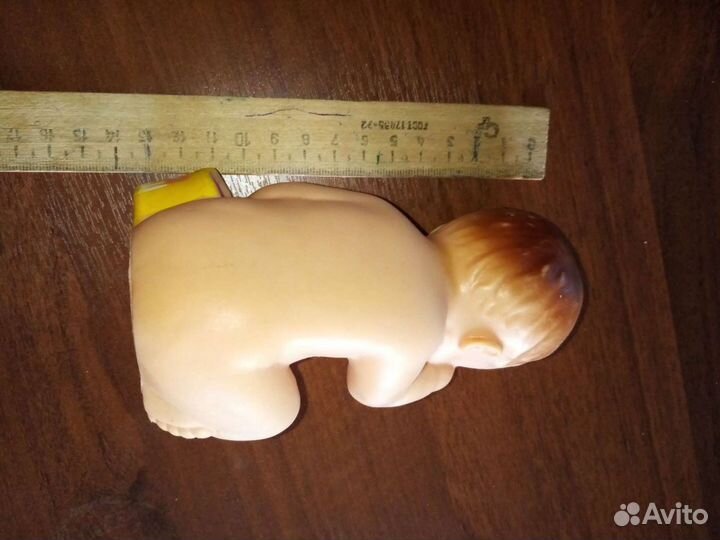 Пупсик из светлой резины с ведёрком