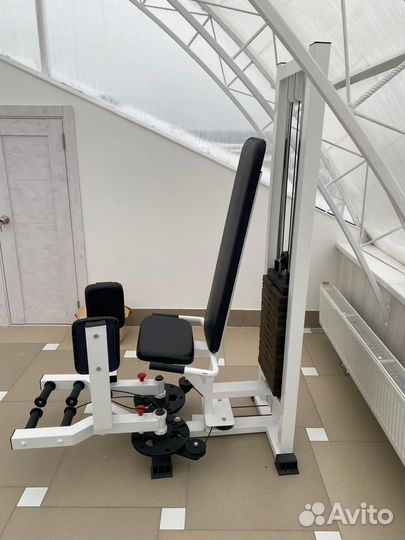 Тренажер для приводящих и отводящих мышц бедра