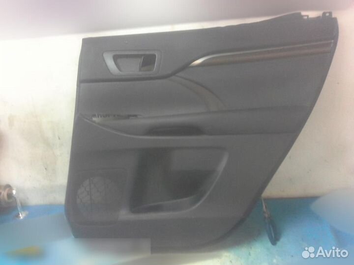 Обшивка двери задней правой Toyota Highlander III