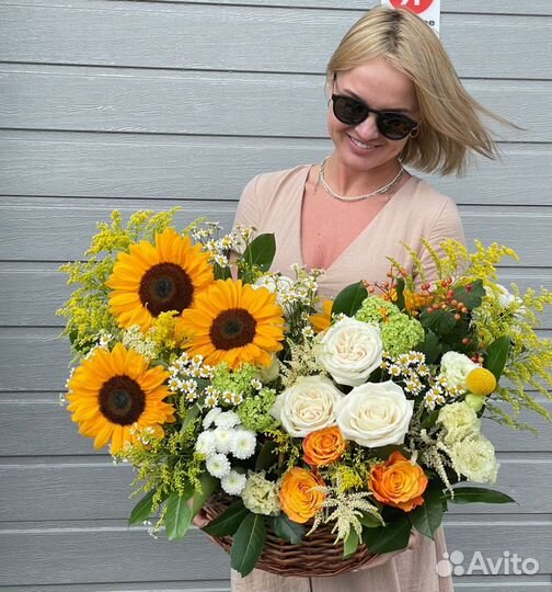 Букет цветов в корзине, подсолнухи, розы