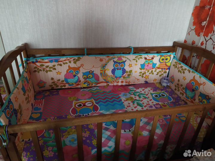 Детская кроватка с маятником