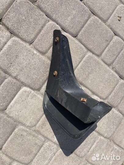 Задний правый брызговик toyota corolla e 150