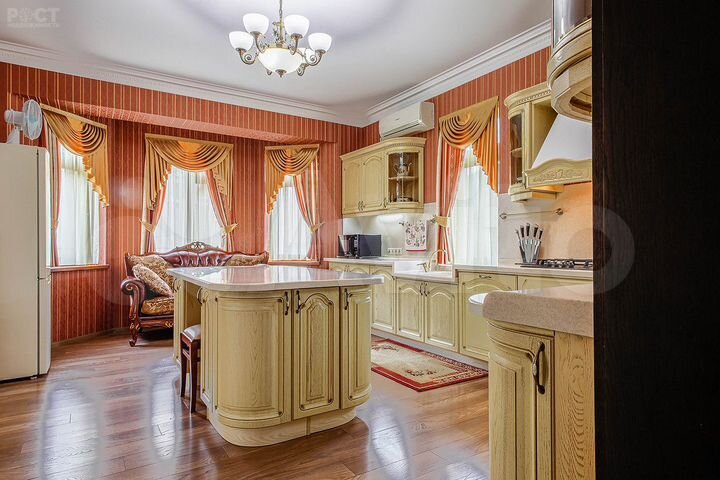 Коттедж 400 м² на участке 10,5 сот.