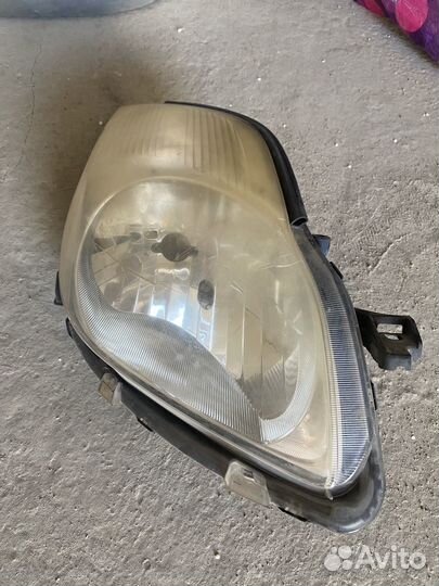 Фара toyota vitz