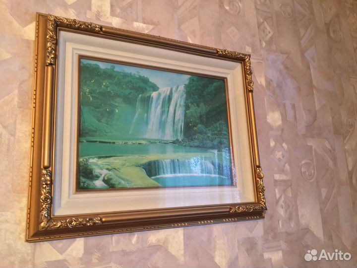 Светильник с абажуром и картины