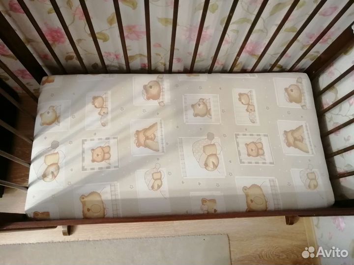 Детская кроватка с маятником