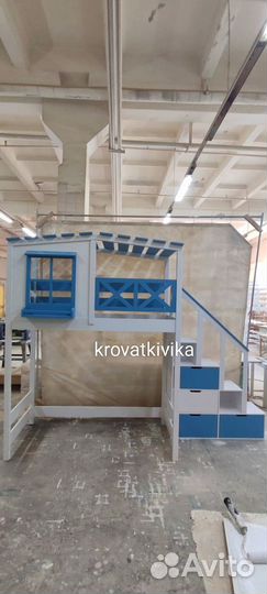 Кровать чердак домик с лестницей комодом