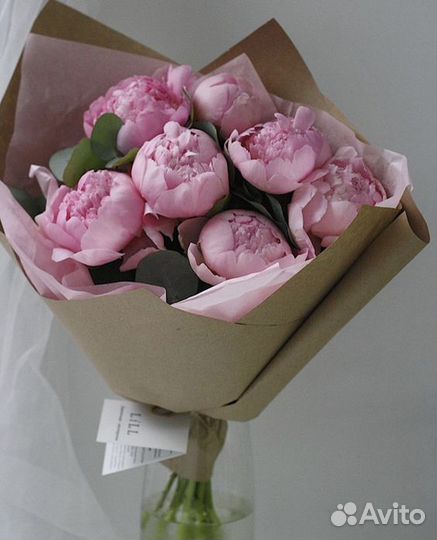 Букет из 15 пионов в упаковке розового цвета