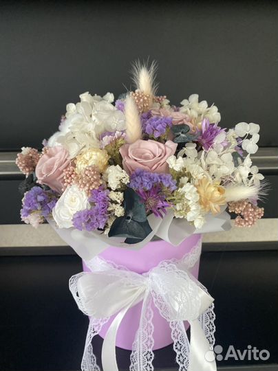 Букет их сухоцветов в шляпной коробке