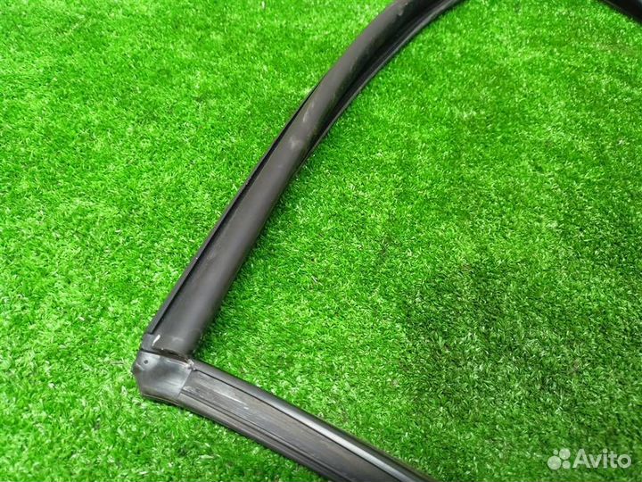 Уплотнитель стекла двери Volvo XC90 2002