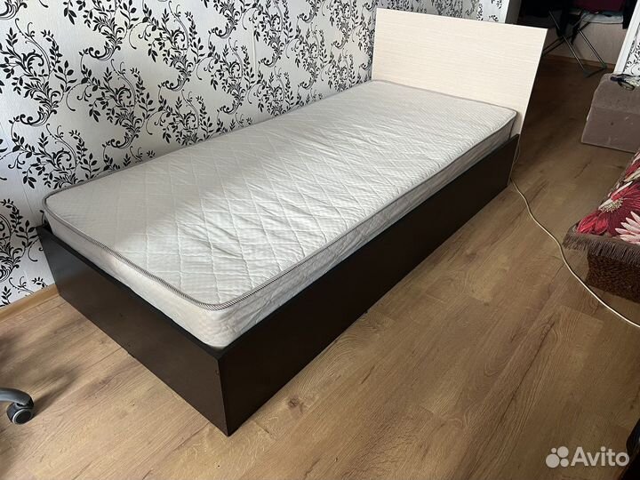 Кровать односпальная с матрасом