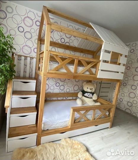 Кровать двухьярусная