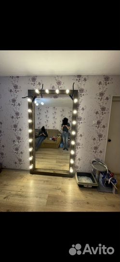 Гримерное зеркало с лампочками