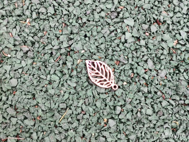 Железный кулон в виде листика