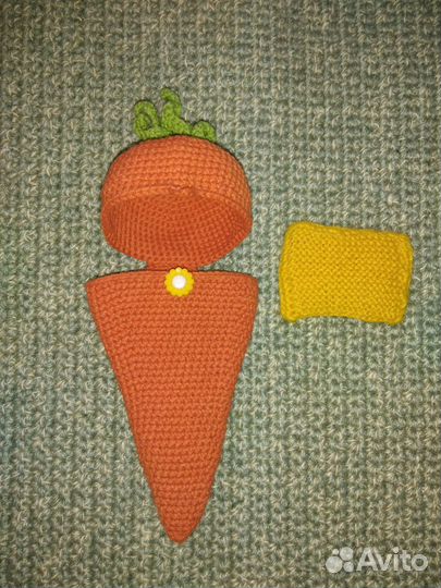 Зайчик с морковкой вязаные(амигуруми)