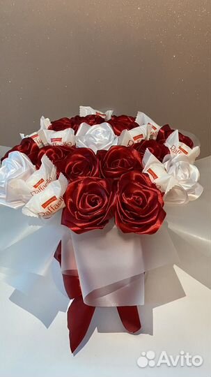 Букет роз из атласных лент и конфет Raffaello
