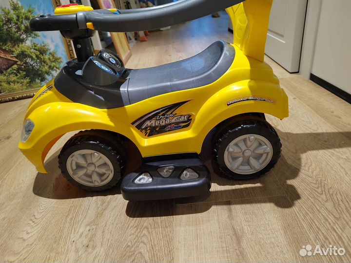 Машинка толокар с ручкой