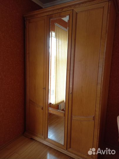 Шкаф платяной деревянный