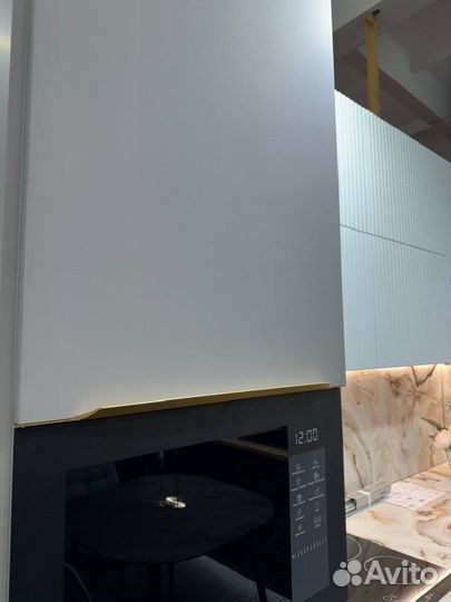 Кухня в потолок бежевая