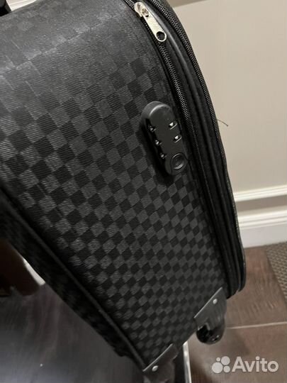 Чемодан черный S