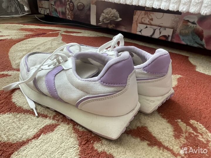 Кроссовки спортивные женские