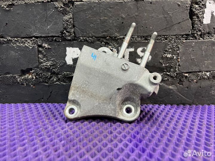 Кронштейн подушки двигателя правый Mitsubishi