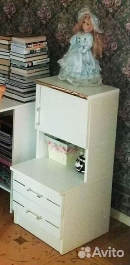 Белые тумбочки с золотой отделкой