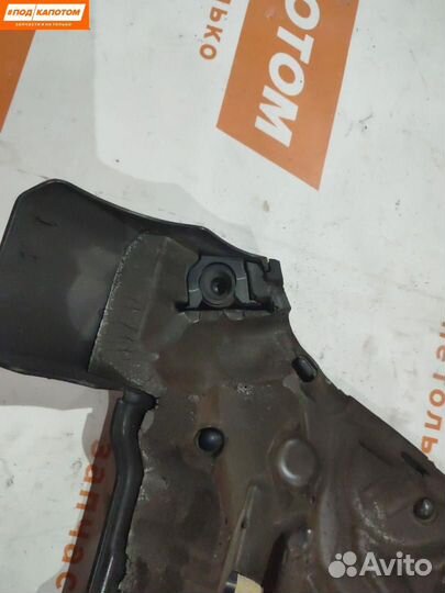 Декоративная крышка двигателя Volvo XC60 2010