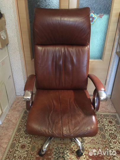 Офисное кожаное кресло