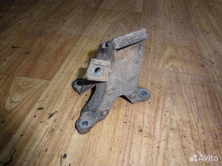 Кронштейн двигателя правый Audi A6 C6,4F 2004-2