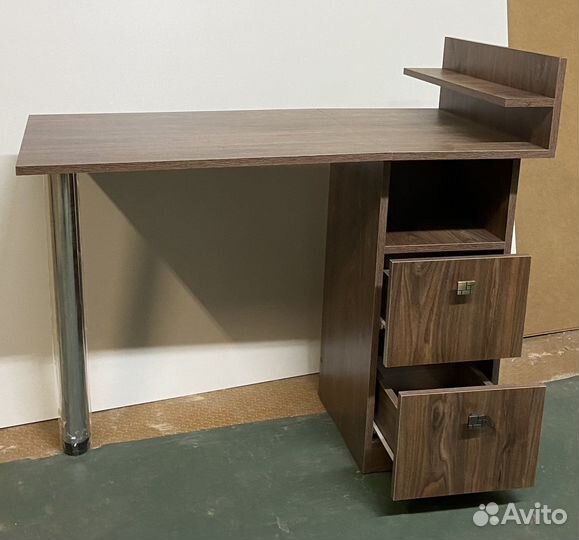 Маникюрный стол