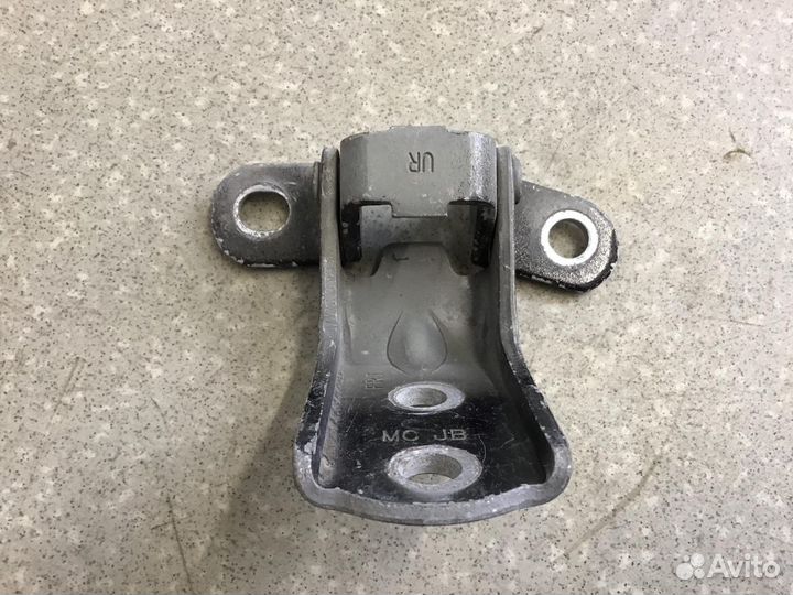 Петля двери передней правой верхняя Hyundai Solari