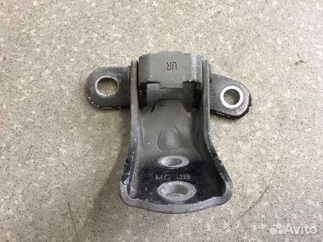 Петля двери передней правой верхняя Hyundai Solari