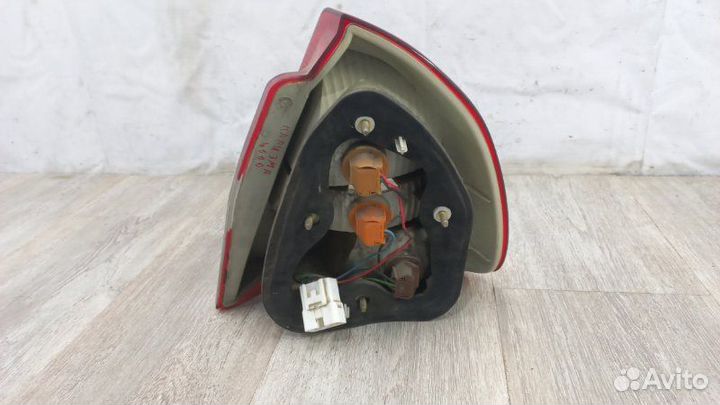 Фонарь задний левый Mitsubishi Carisma DA 2001