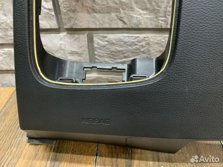 Hyundai Genesis G80 Накладка над коленями водителя