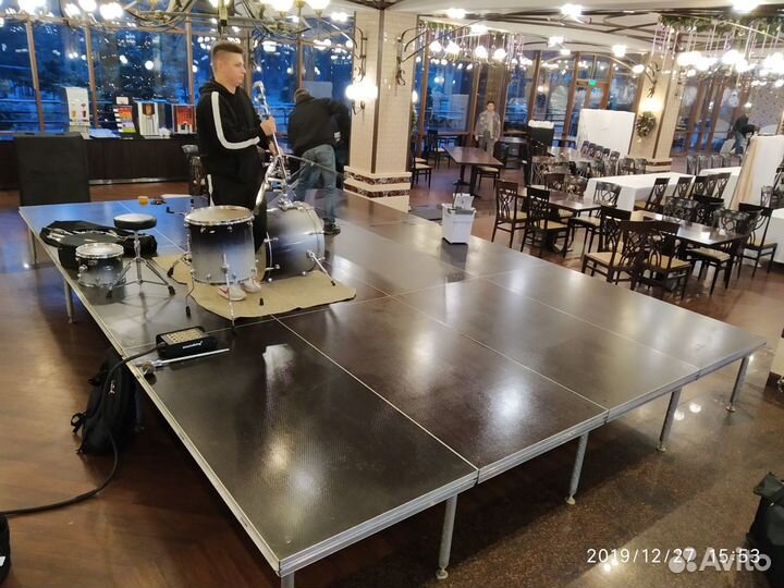 Аренда красивой сцены с крышей