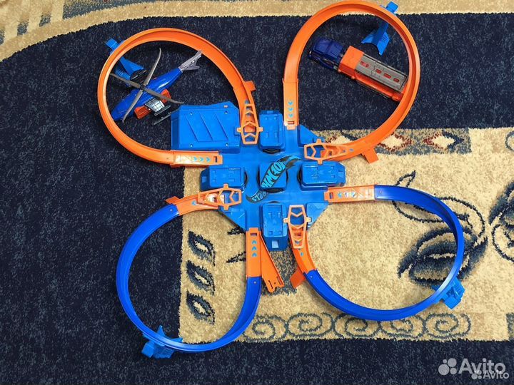Игровой трек hot wheels + автовоз и вертолет