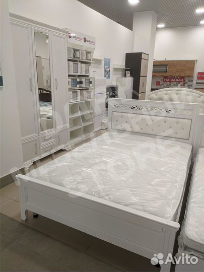 Кровать массив