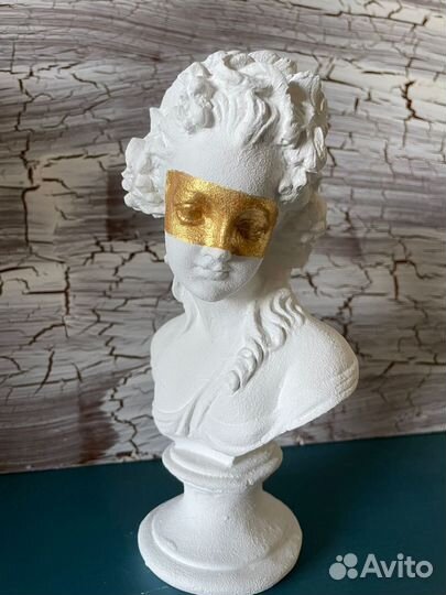 Бюст девушки - гипс