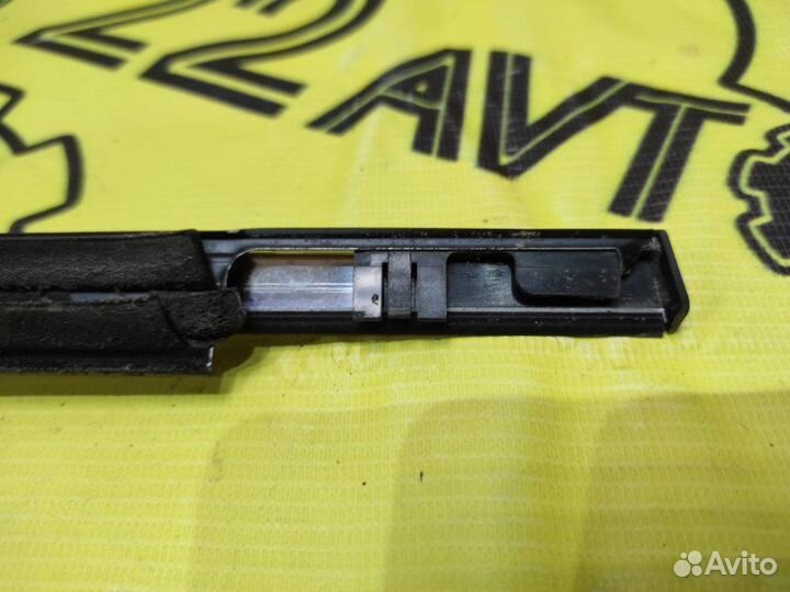 Молдинг стекла (на дверь) задний левый Nissan